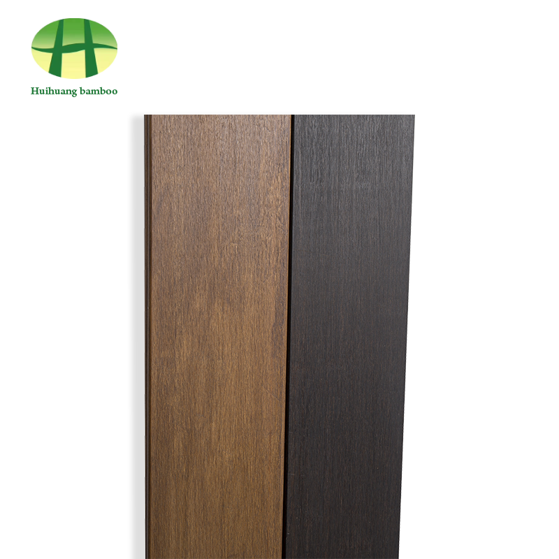 Suelo de bambú pesado brillante de color natural.