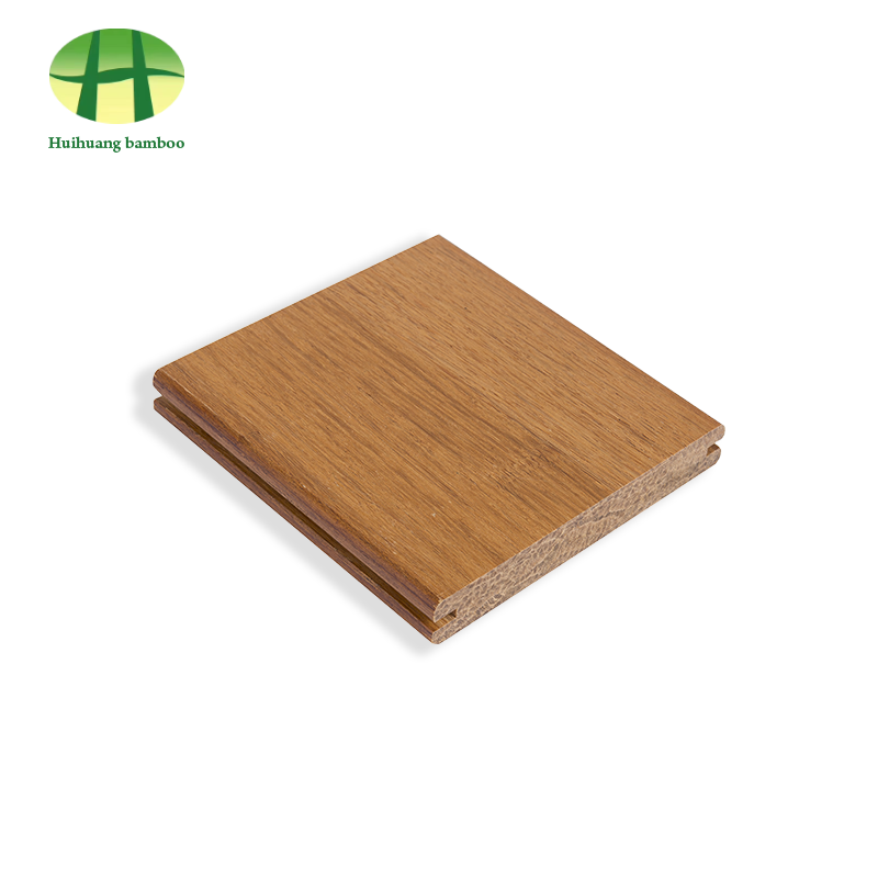 Suelo de bambú pesado brillante de color natural.